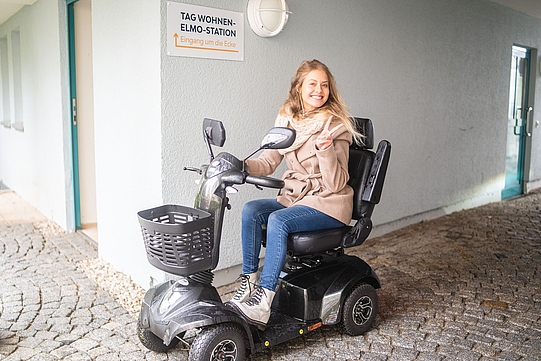 Romina Jentsch vom Business Development-Team freut sich über jedes neue Projekt für unsere Mieter. Wie hier bei der Eröffnung eines Elmo-Scooter-Verleihs.