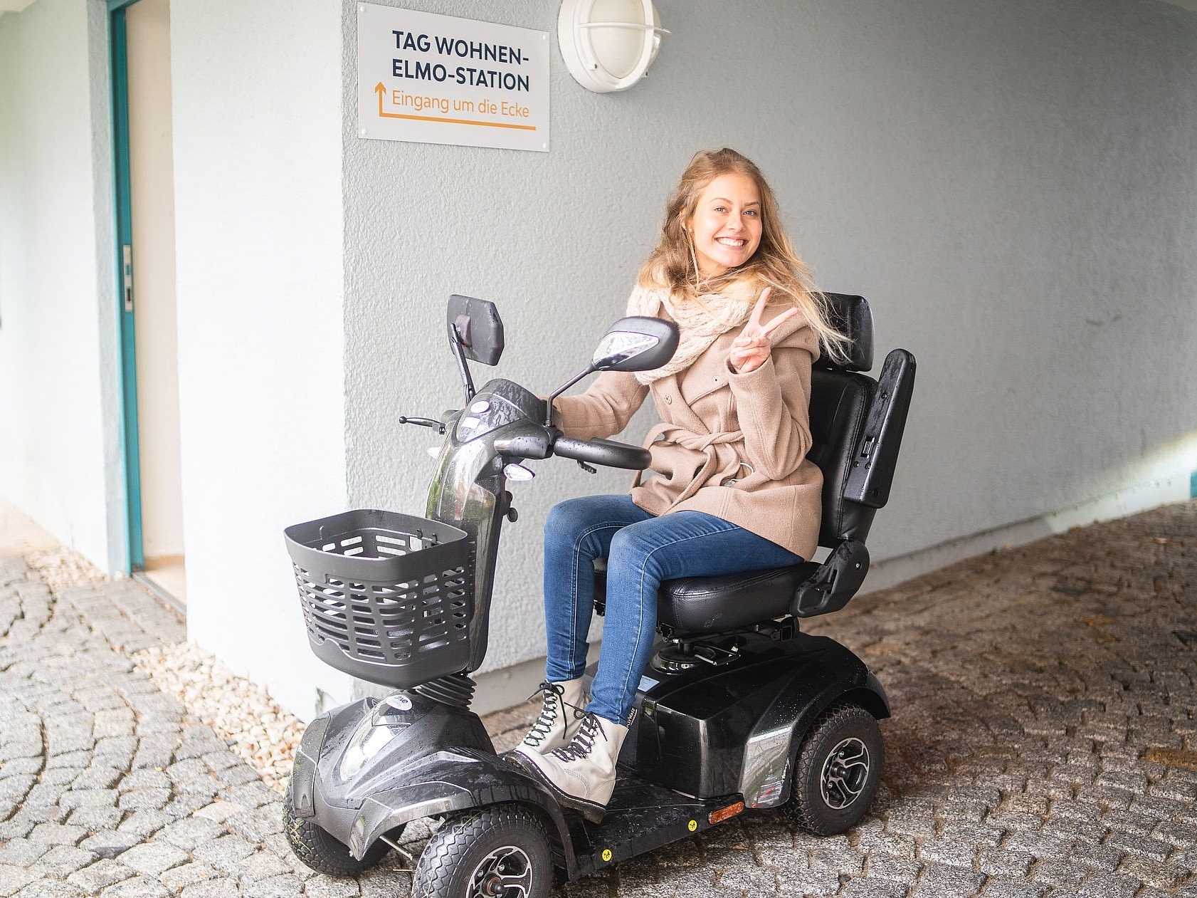 Romina Jentsch vom Business Development-Team freut sich über jedes neue Projekt für unsere Mieter. Wie hier bei der Eröffnung eines Elmo-Scooter-Verleihs.