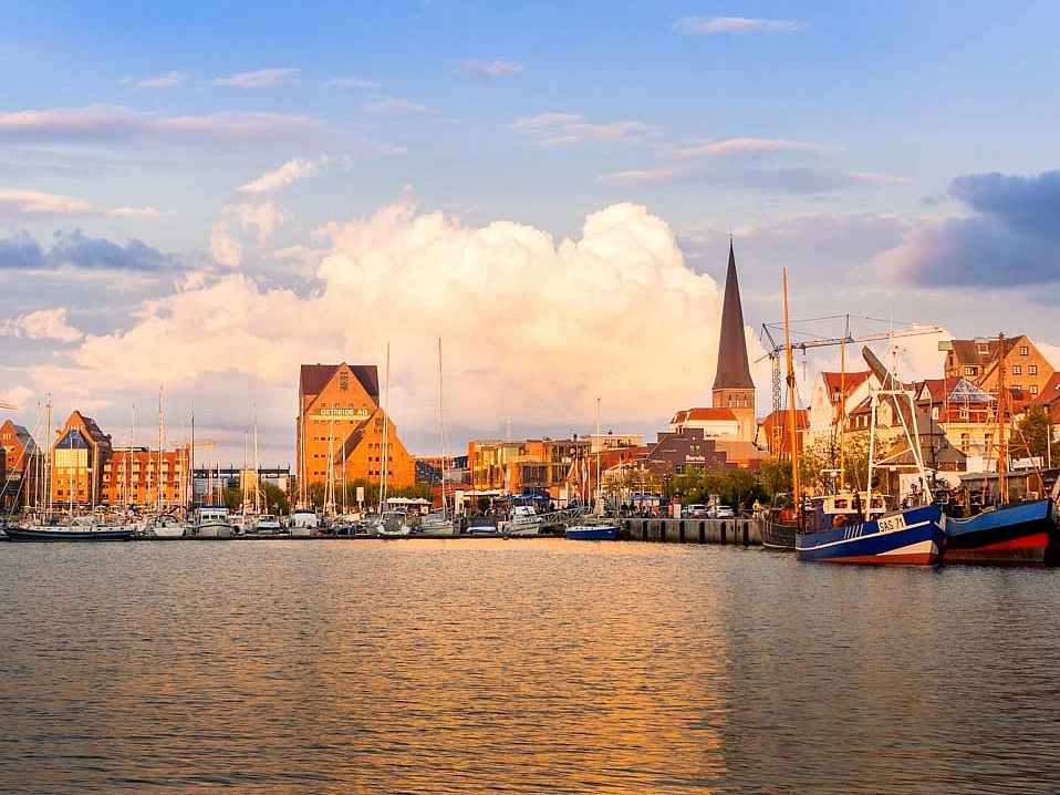 Hafen mit vielen Booten und im Hintergrund die Stadt Hansestadt Rostock