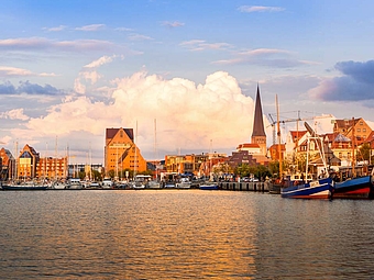 Hafen mit vielen Booten und im Hintergrund die Stadt Hansestadt Rostock