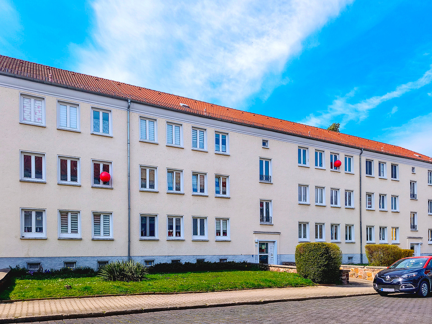 Rote Bälle markieren freie Wohnungen in Moskauer Straße in Zeitz.