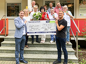 Geschenkübergabe an die Gäste des Aktiv-Treffs in Gera zum 15. Jubiläum von der TAG Wohnen.
