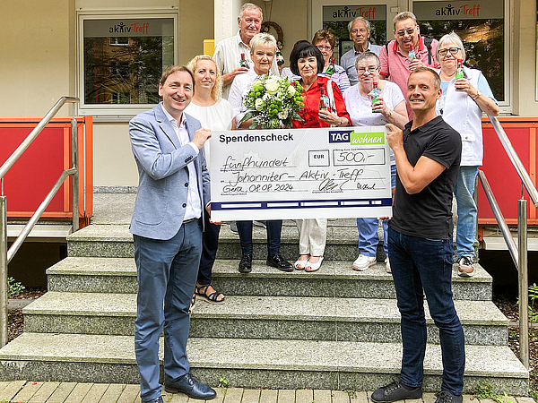 Geschenkübergabe an die Gäste des Aktiv-Treffs in Gera zum 15. Jubiläum von der TAG Wohnen.