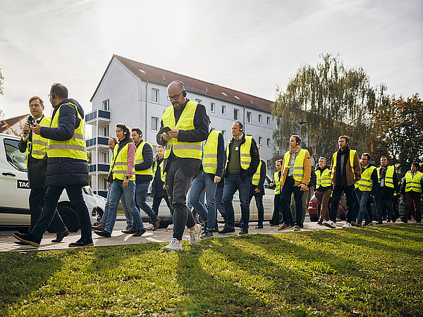 241017_ZDENA_PHT0039.jpg Bau- und Wohnungswirtschaftsexperten besichtigen ein Pilotprojekt zur seriellen Sanierung in Merseburg-Süd.