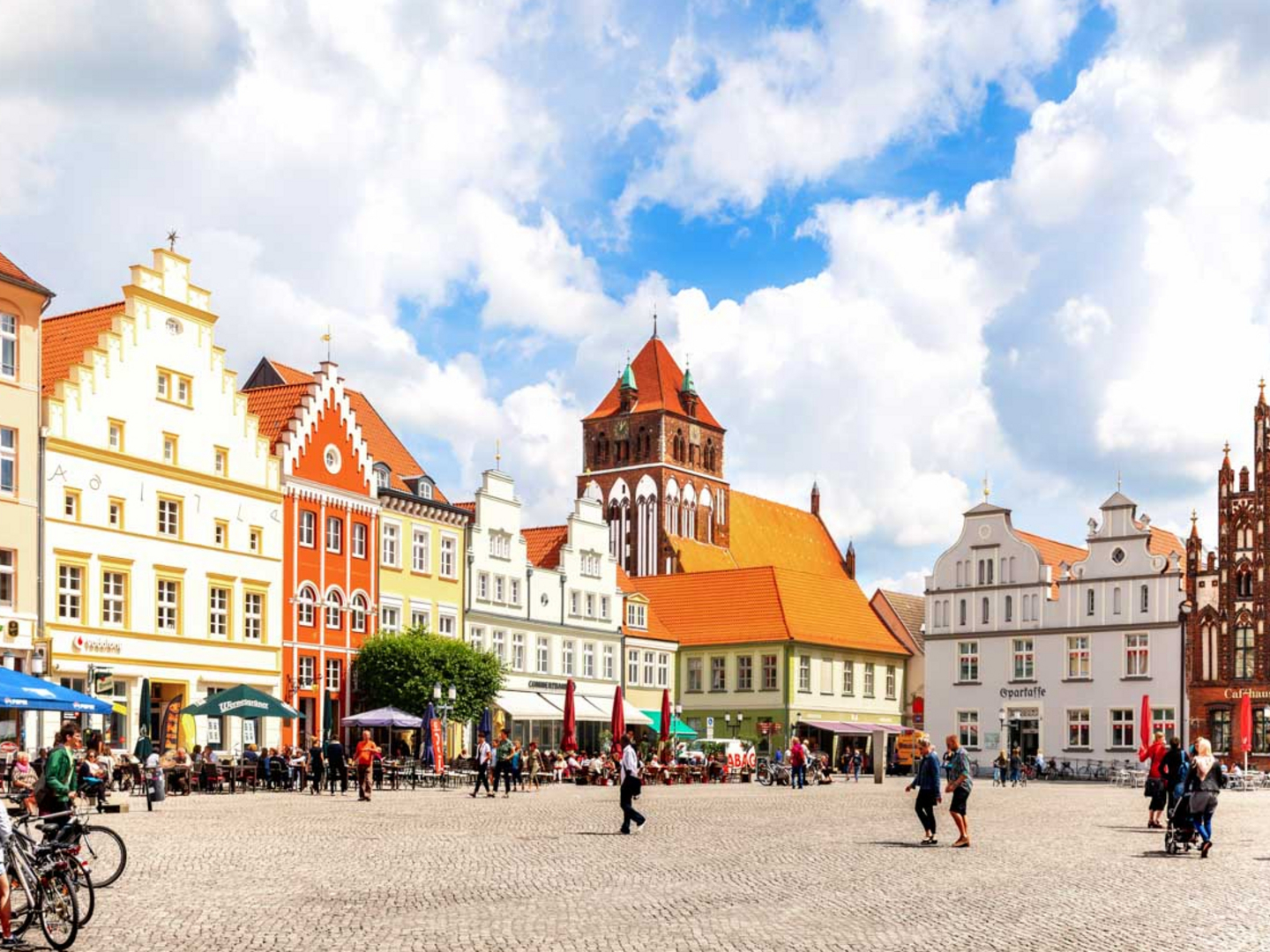 Die Greifswalder Altstadt lädt zum Flanieren, Kaffeetrinken und zu einem Marktbummel ein.