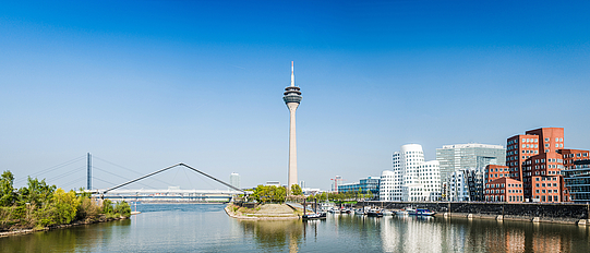 Stadtansicht Düsseldorf mit Rhein