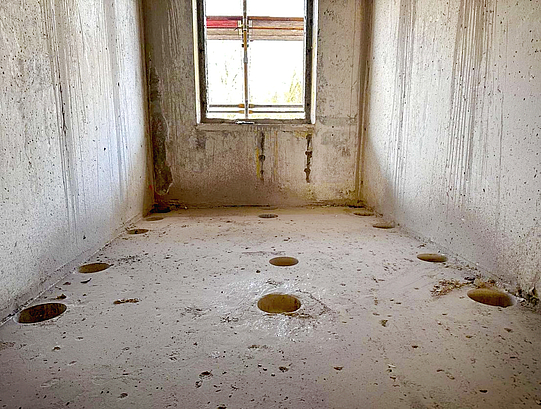Für einen Deckendurchbruch werden zunächst Löcher in die Decke geschnitten.