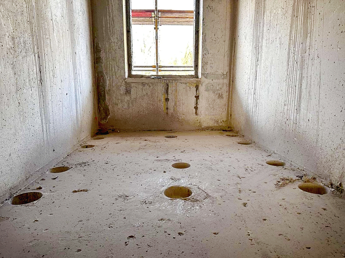 Für einen Deckendurchbruch werden zunächst Löcher in die Decke geschnitten.