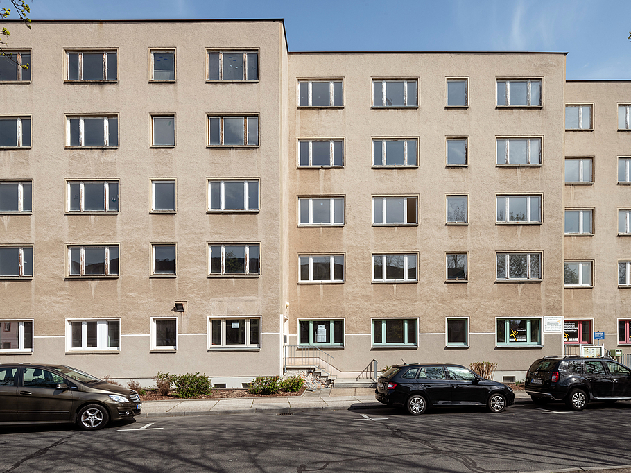 In der Zwingerstraße werden ein bzw. zwei Stockwerke abgetragen, wodurch das Gebäude seine namensgebende Terrassenform erhält.