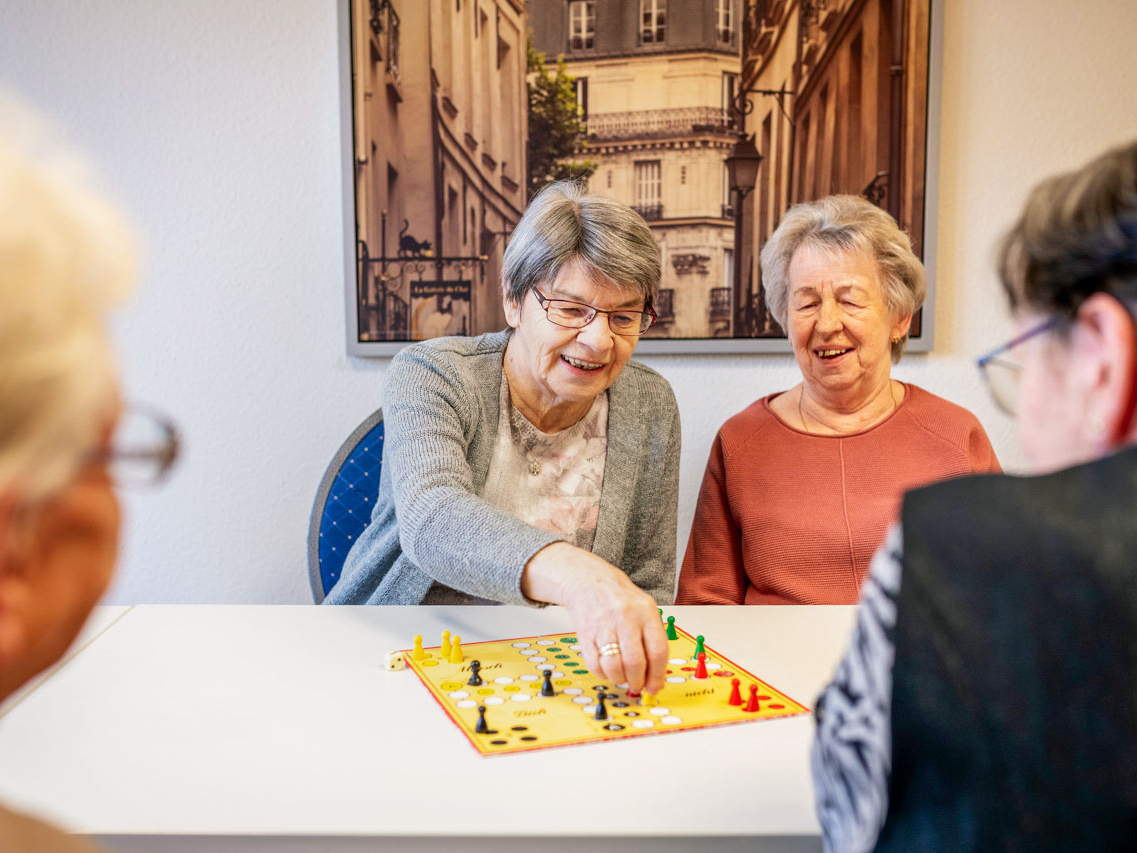Lustig gehts zu bei den Brettspielen mit den Nachbarinnen im  Erfurter Aktivtreff für Senioren am Katzenberg.