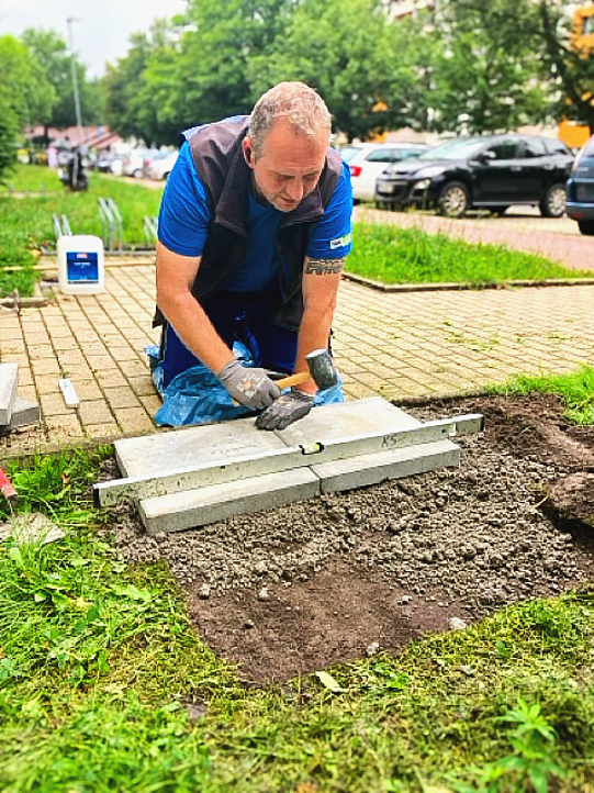 Sirko Pfützner ist Teamleiter im Hermsdorfer Facility Management der TAG Wohnen und verlegt hier Gehwegplatten.