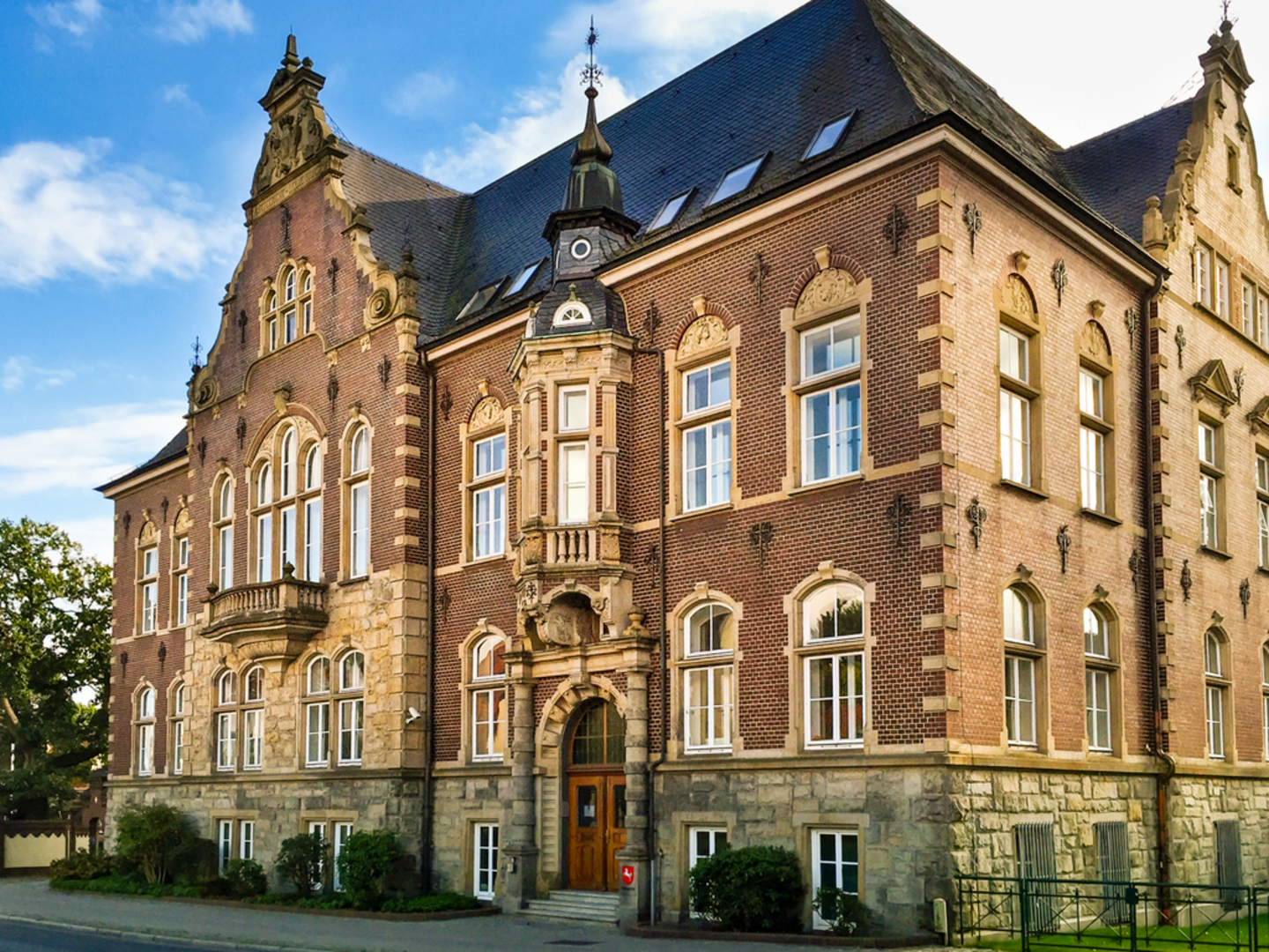 Bei einem Stadtrundgang durch Delmenhorst lassen sich schöne Bauten aus verschiedenen Stilepochen, wie das Amtsgericht, entdecken. Foto: SvD/Pixabay.com