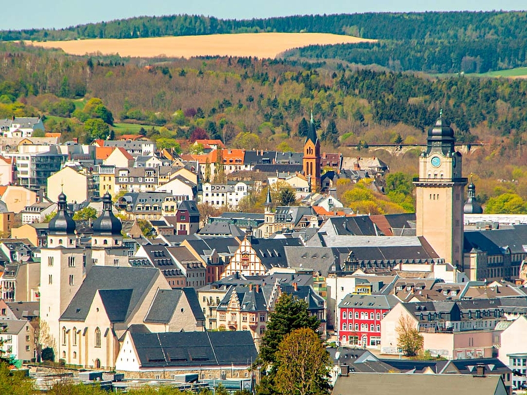Panoramablick auf die charmante Altstadt von Plauen mit ihren historischen Gebäuden und malerischen Gassen