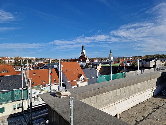 Die Abstockung in der Zwingerstraße ist abgeschlossen und die Begrenzung der Dachterrassen steht. Von hier können unsere neuen Mieterinnen und Mieter bald einen herrlichen Blick über die Döbelner Altstadt genießen.