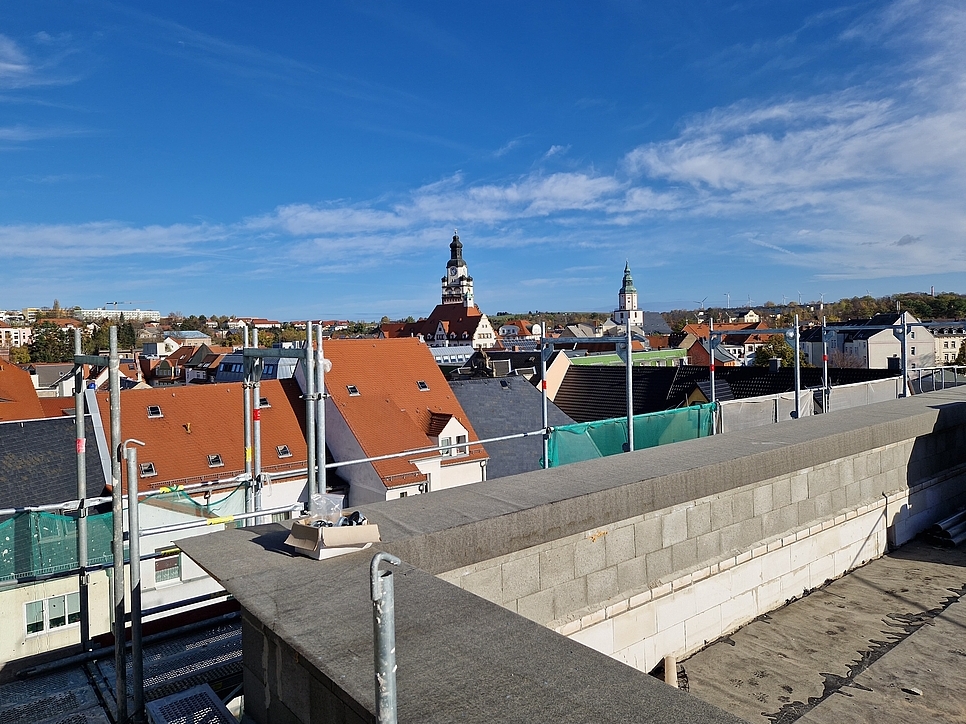 Die Abstockung in der Zwingerstraße ist abgeschlossen und die Begrenzung der Dachterrassen steht. Von hier können unsere neuen Mieterinnen und Mieter bald einen herrlichen Blick über die Döbelner Altstadt genießen.