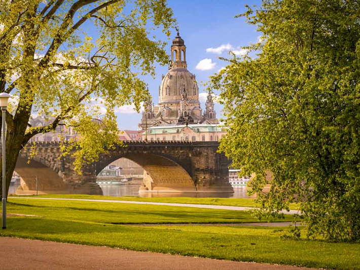 Vom Elbufer in Dresden hat man einen guten Blick auf die Frauenkirche.