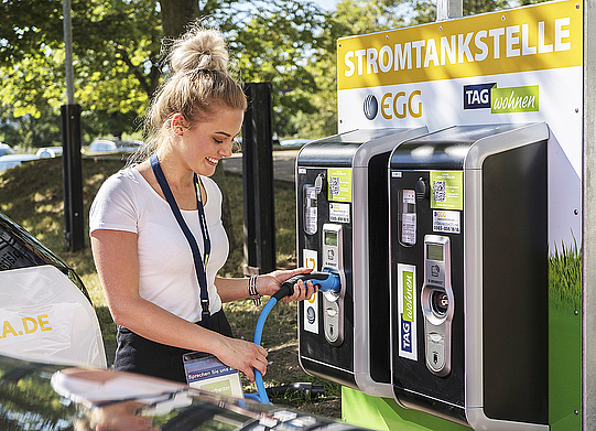 Eine neue Ladesstation für Elektroautos gibt es für unsere Mieter in Gera-Lusan. Romina war von der Idee bis zur Eröffnung dabei.