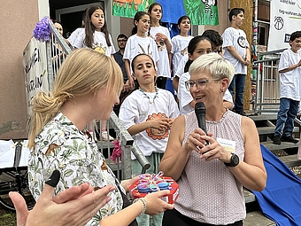 Vanessa Tzschirntsch zusammen mit Sandy Baranochnyk bei der Musicalaufführung der Jumpers Kids.
