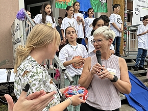 Vanessa Tzschirntsch zusammen mit Sandy Baranochnyk bei der Musicalaufführung der Jumpers Kids.