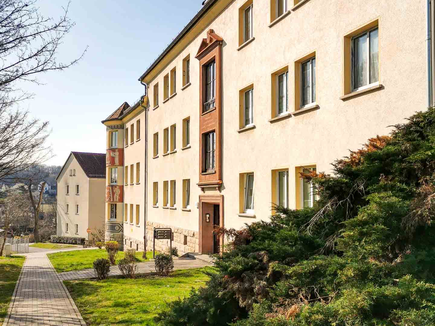 Auf sanierten Fußwegen, entlang gepflegter Vorgärten kommt jeder gern nach Hause in die Altenburgerstraße in Gera.