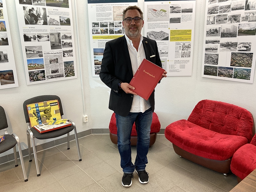 Ausstellungsbesuch von Oberbürgermeister Julian Vonarb in der Geschichtswerkstatt in Gera-Lusan 