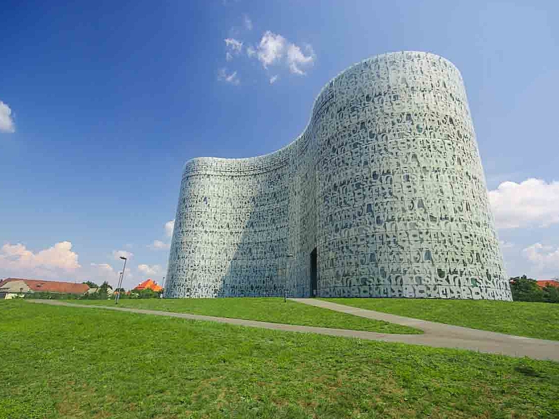 Universitätsbibliothek von Herzog und de Meuron im grünen Cottbus.