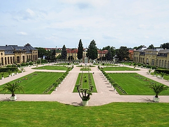 Weitläufiger Park mit großflächigen Grünanlagen und dem imposanten Gothaer Schloss im Hintergrund