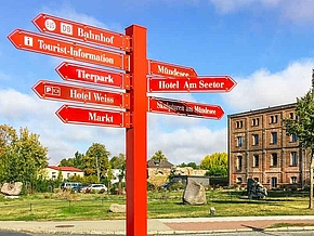 Roter Wegweiser zu Orten in Angermünde