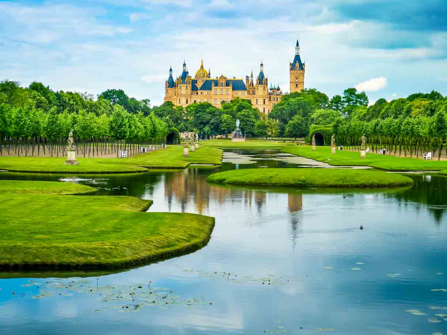Wasser, Parks und das Schweriner Schloss prägen die Landeshauptstadt von Mecklenburg-Vorpommern