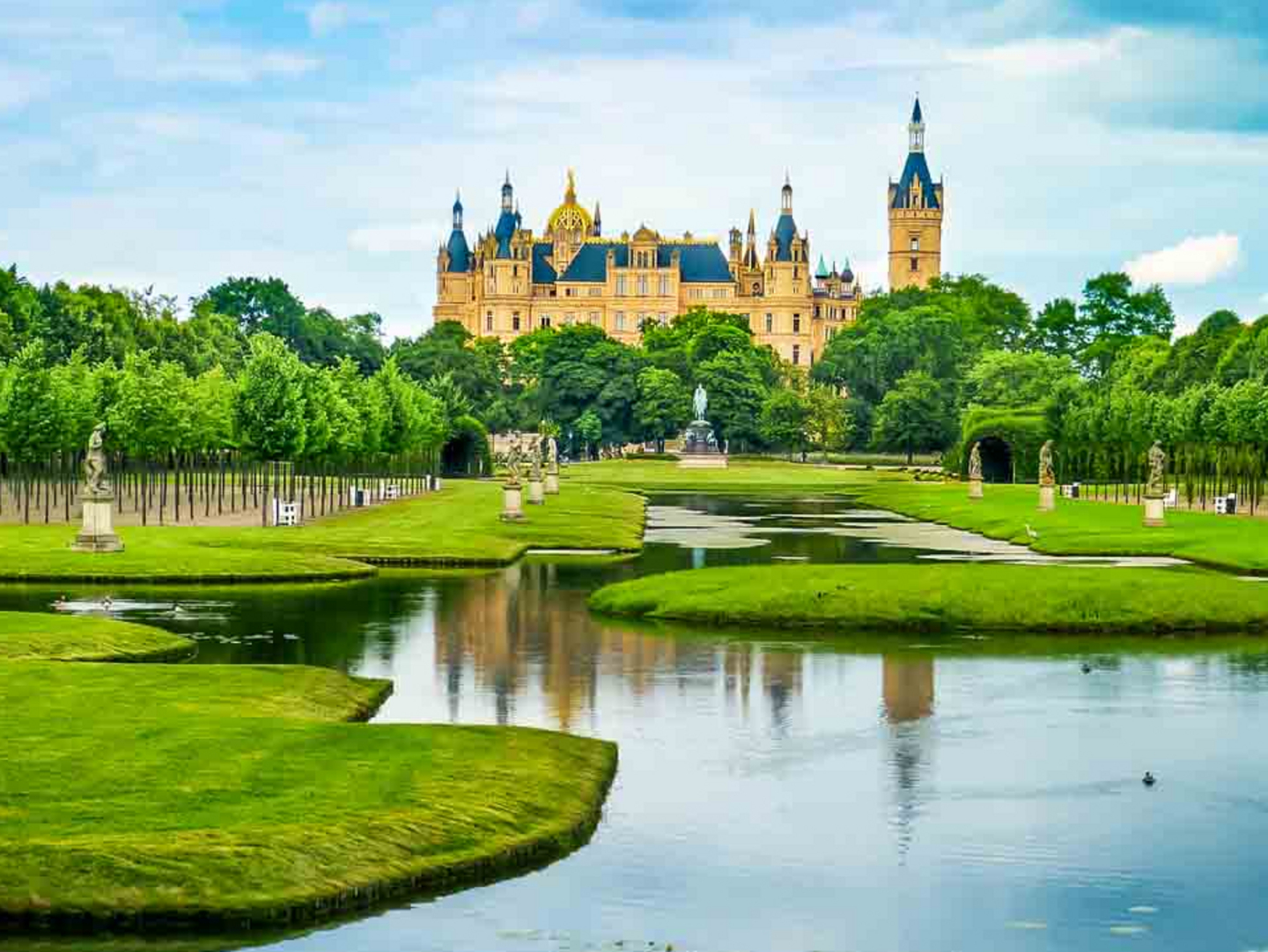 Wasser, Parks und das Schweriner Schloss prägen die Landeshauptstadt von Mecklenburg-Vorpommern