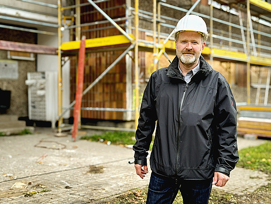 Sven Medenwald ist technischer Leiter bei der Sanierung eines Mehrfamilienhauses in Plattenbauweise.