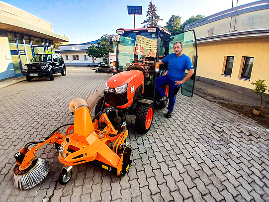 Sirko Pfützner aus dem Hermsdorfer Facility Management-Team der TAG Wohnen in einem Straßenreinigungsfahrzeug. 