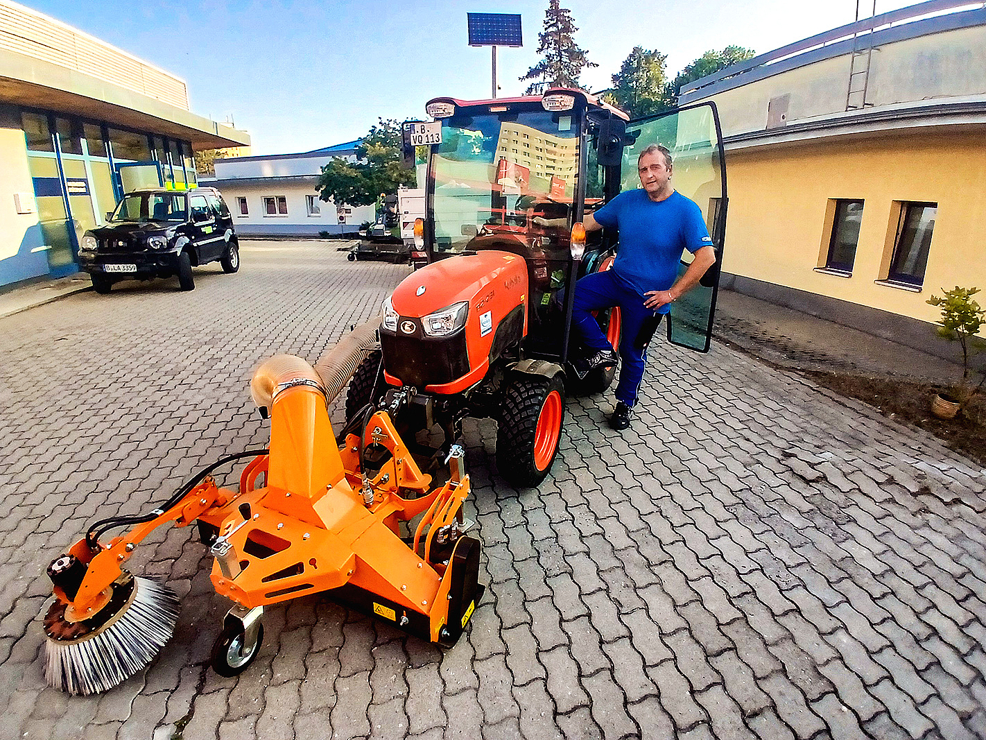 Sirko Pfützner aus dem Hermsdorfer Facility Management-Team der TAG Wohnen in einem Straßenreinigungsfahrzeug. 