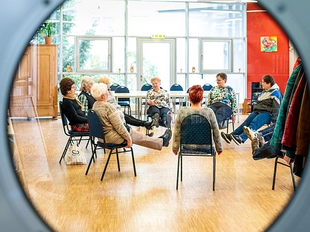 Blick in den schönen Gemeinschaftssaal. Heute Sport, morgen Tanz und übermorgen? Einfach mal vorbeischauen. 