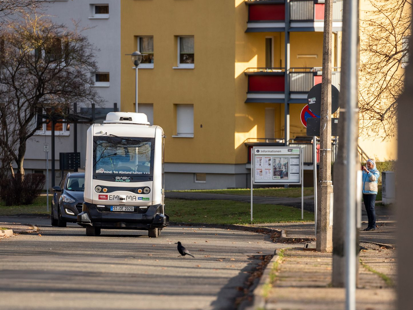 Mit 15 km/h fährt EMMA durch Lusan. Das Besondere: mit dem selbstfahrenden Kleinbus wird die letzte Meile geschlossen zwischen Tramstation, Einkaufszentrum und Wohnblock. Vor allem für ältere Mieter ein wichtiger Service.
