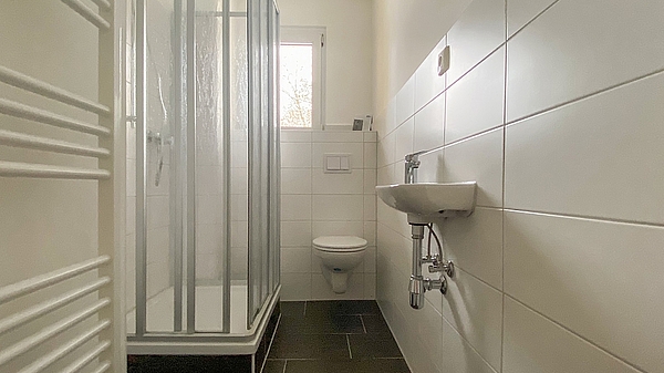Frisch sanierte Wohnung in der Plauener Martin-Luther-Straße 8. Durch Zusammenlegung ist aus zwei 3-Raum-Wohnungen ein geräumiges Familiennest mit sechs Zimmern und zwei Bädern entstanden.