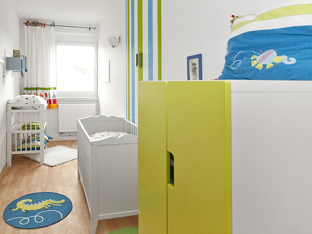 Farbenfroh eingerichtetes Kinderzimmer. Im Vordergrund ein Schrank mit grünen Türen, im Hintergrund eine Wand mit grünen und blauen Streifen.