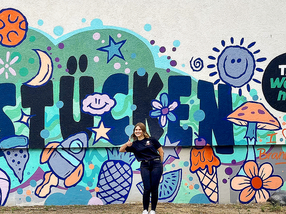 Das Bild zeigt eine mit Graffiti besprühte Hauswand mit dem Schriftzug Hohenstücken.