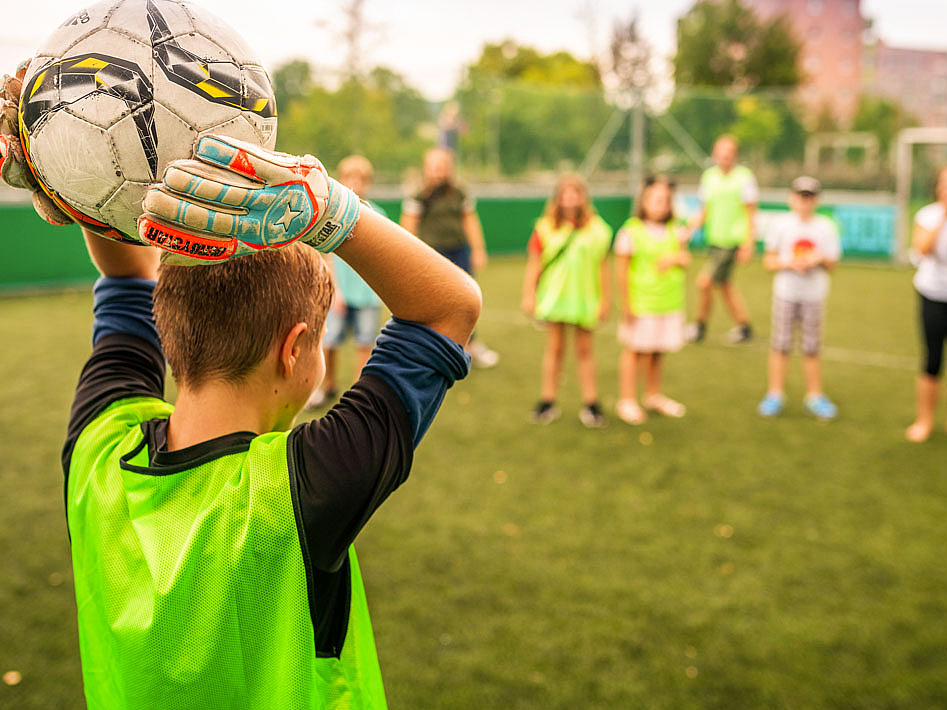Nach der Schule geht’s mit den Nachbarskindern auf den Fußballplatz bei den Jumpers.