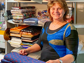 Simone Biemann bietet in ihrer Schneiderei in der Saalfelder Straße in Gera Kurzwaren, Stoffe und Mode für Herren und Damen an.