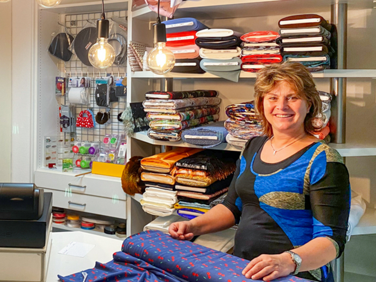 Simone Biemann bietet in ihrer Schneiderei in der Saalfelder Straße in Gera Kurzwaren, Stoffe und Mode für Herren und Damen an.
