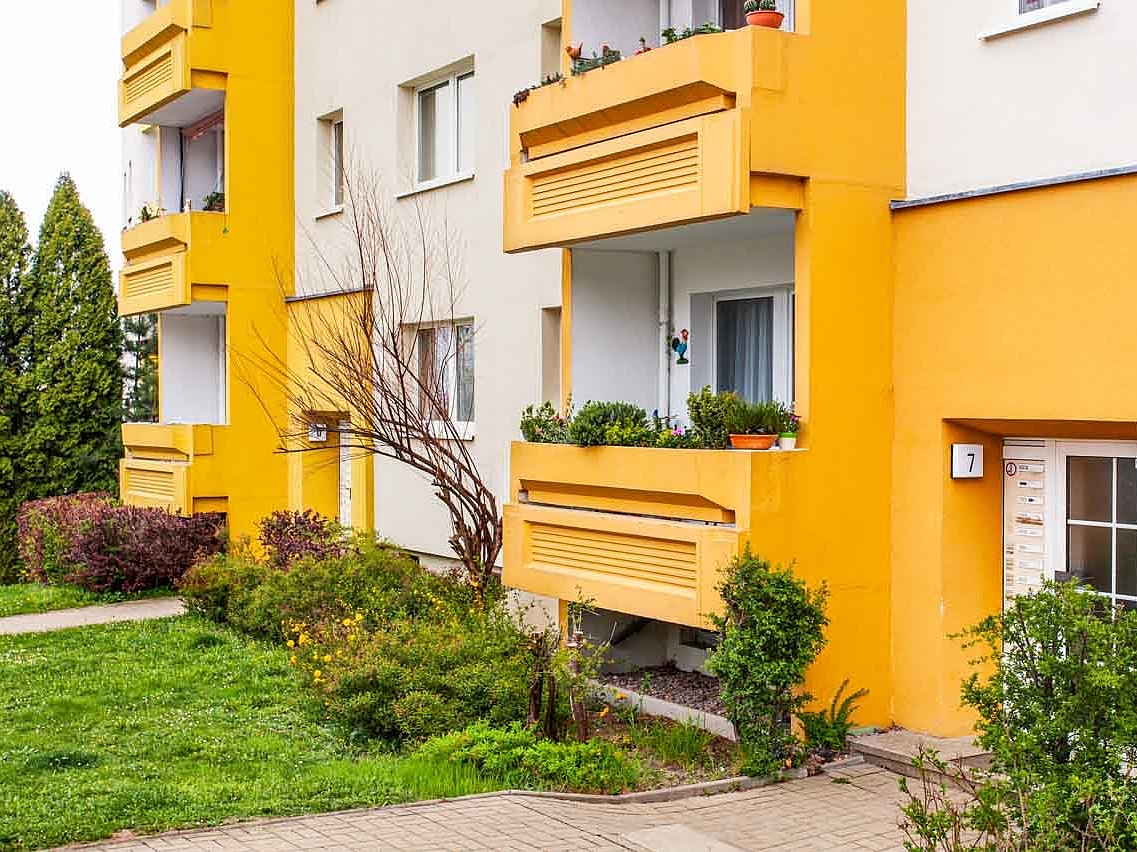 Gelbe Hauseingänge mit grünen Vorgarten in Erfurt-Melchendorf