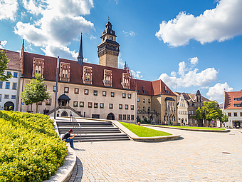 Blick auf den malerischen Zeitzer Rathausplatz unter strahlend blauem Himmel