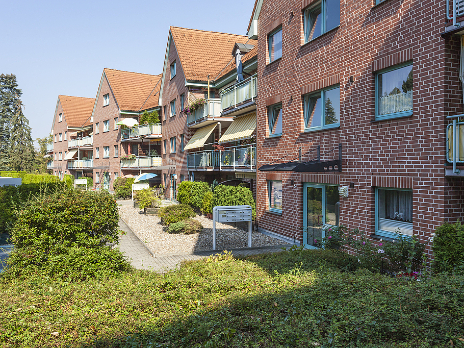Kleine Mehrfamilienhäuser aus Backstein mit Satteldach und Balkonen in Brandenburg an der Havel
