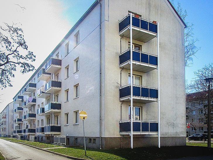 Hier sieht man den Giebel des Wohnhauses in der Straße des Friedens vor der Sanierung.