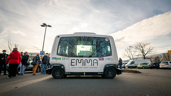 Elektrisch. Mobil. Markant. Automatisiert. EMMA wurde der selbstfahrende Kleinbus getauft, der zwei Monate testweise durch Gera-Lusan fährt. Das von Fischer Academy und TAG Wohnen angestoßene Projekt wird vom Thüringer Umweltministerium gefördert.