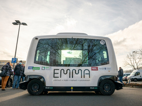 Elektrisch. Mobil. Markant. Automatisiert. EMMA wurde der selbstfahrende Kleinbus getauft, der zwei Monate testweise durch Gera-Lusan fährt. Das von Fischer Academy und TAG Wohnen angestoßene Projekt wird vom Thüringer Umweltministerium gefördert.