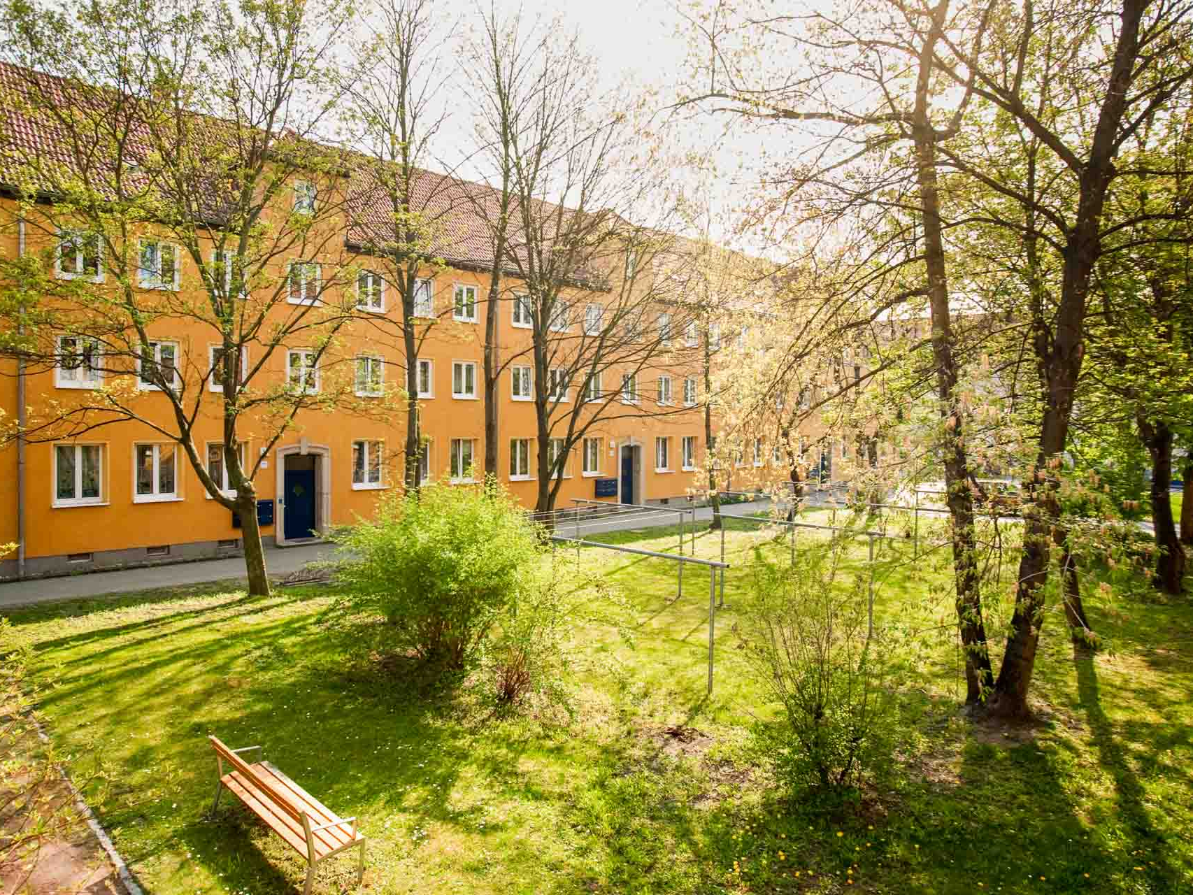 Die grünen Innenhöfe der Wohngebäude in der Fritz-Reuter-Straße bieten reichlich Platz zum Entspannen.
