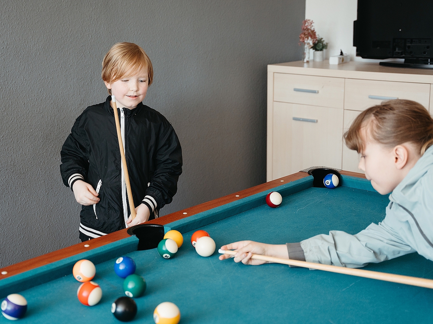 Zwei Kinder spielen bei den Jumpers Döbeln Billard. 