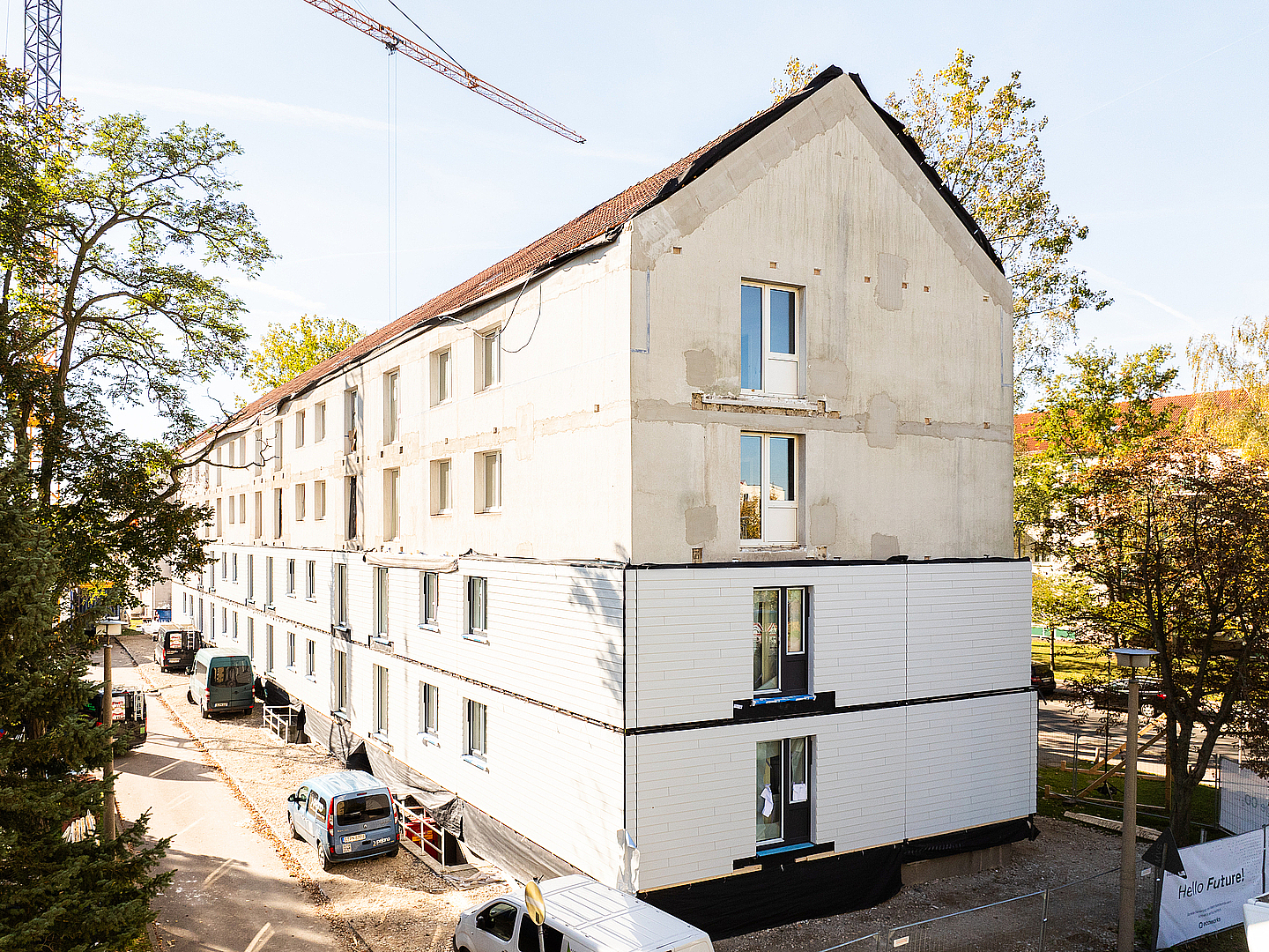 Giebelansicht auf der Baustelle in der Straße des Friedens in Merseburg während der Sanierung.